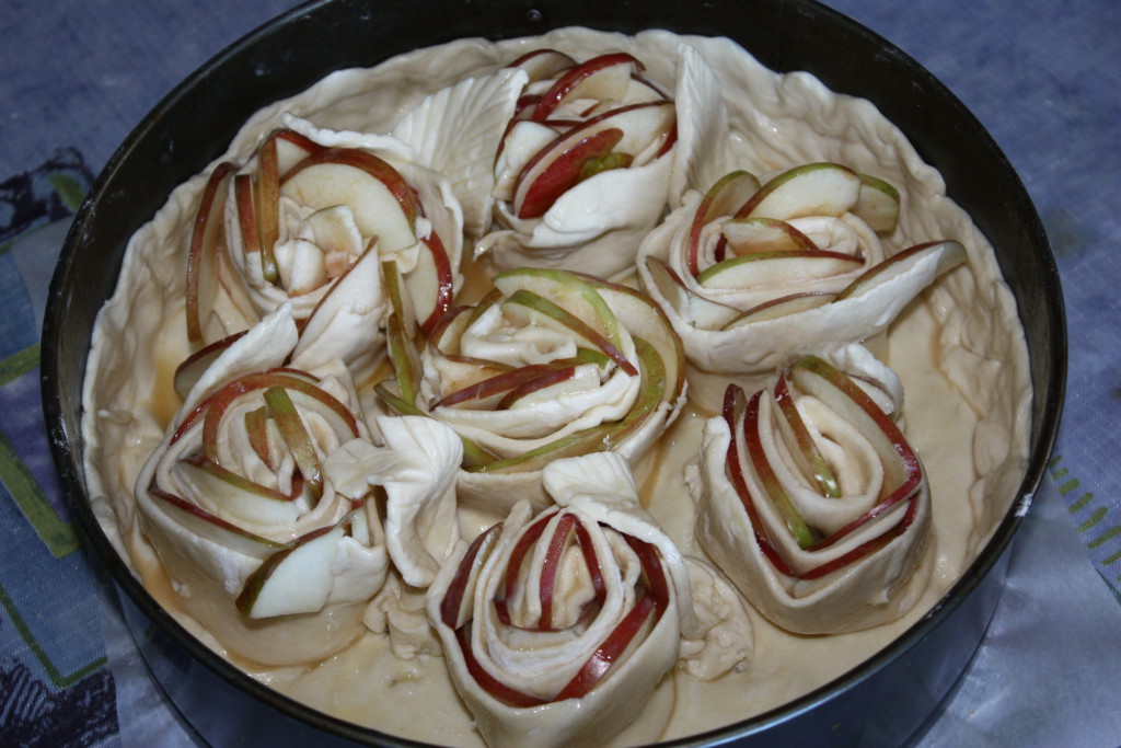 Яблочные розы из слоеного теста - простой и быстрый яблочный пирог