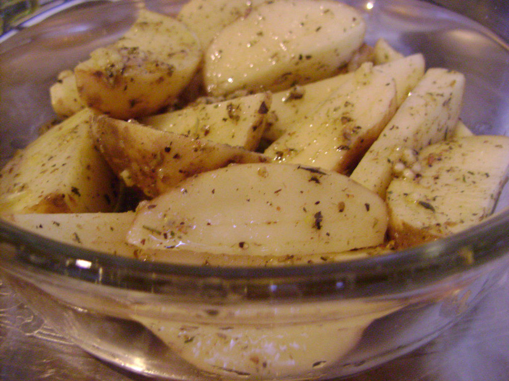 Картофель запеченный в духовке с чесноком и специями