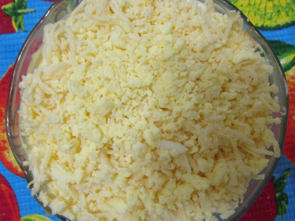 Салат Мимоза с консервой и плавленым сыром, без масла 