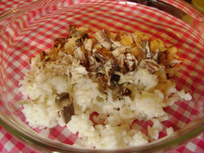 Рыбный салат с рисом, яйцом и соленой скумбрией