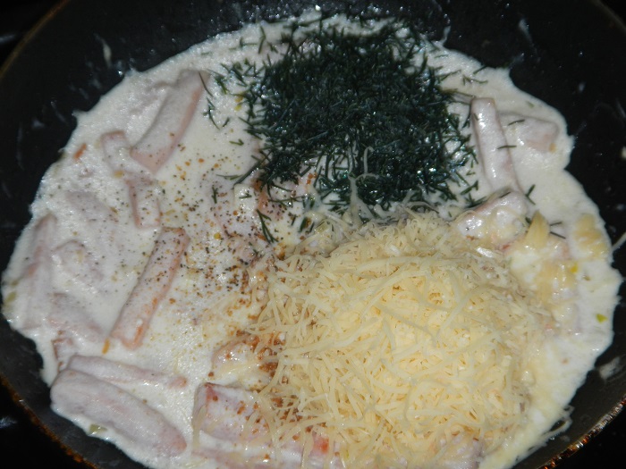 Гнезда из макарон с балыком и сырным соусом