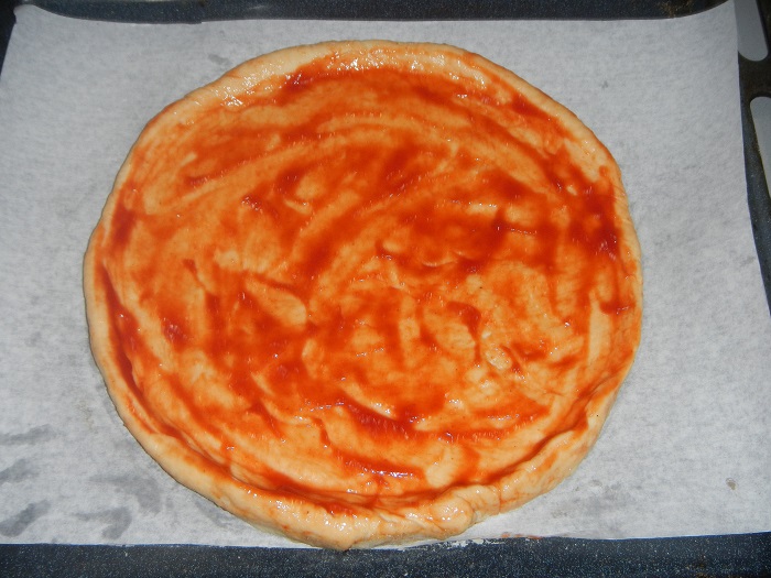 Домашняя пицца в духовке на дрожжевом тесте с колбасой и грибами