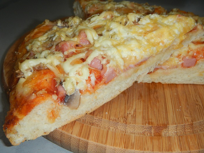 Пицца из слоеного теста в духовке рецепт с фото с колбасой и сыром