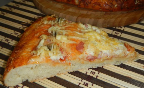Домашняя пицца в духовке на дрожжевом тесте с колбасой и грибами