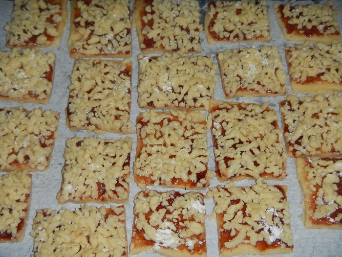 Песочное печенье с вареньем и крошкой из теста сверху