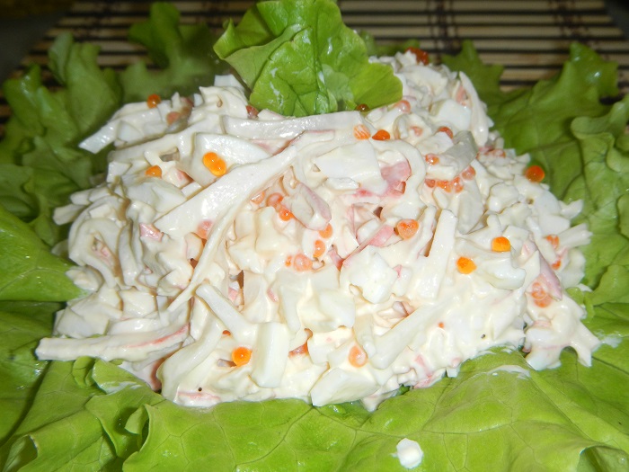 Простой и очень вкусный салат с кальмарами, крабовыми палочками и красной икрой