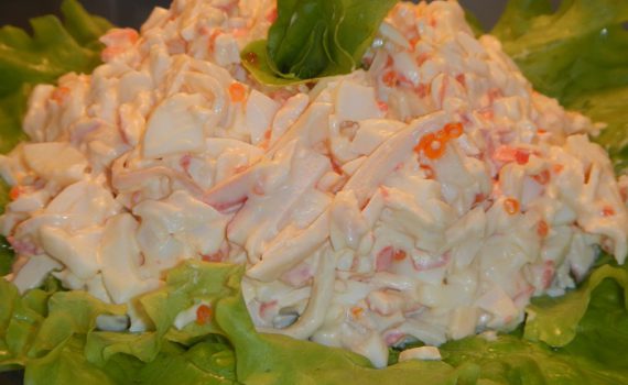Простой и очень вкусный салат с кальмарами, крабовыми палочками и красной икрой