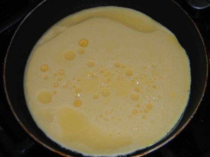 Омлет пышный на сковороде с молоком рецепт фото пошагово