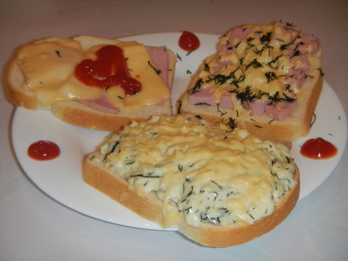 Простые рецепты горячих бутербродов с сыром и колбасой