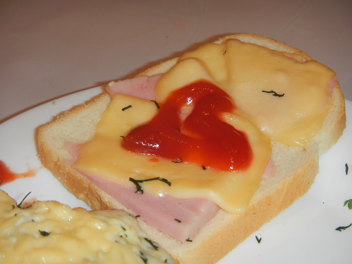 Простые рецепты горячих бутербродов с сыром и колбасой