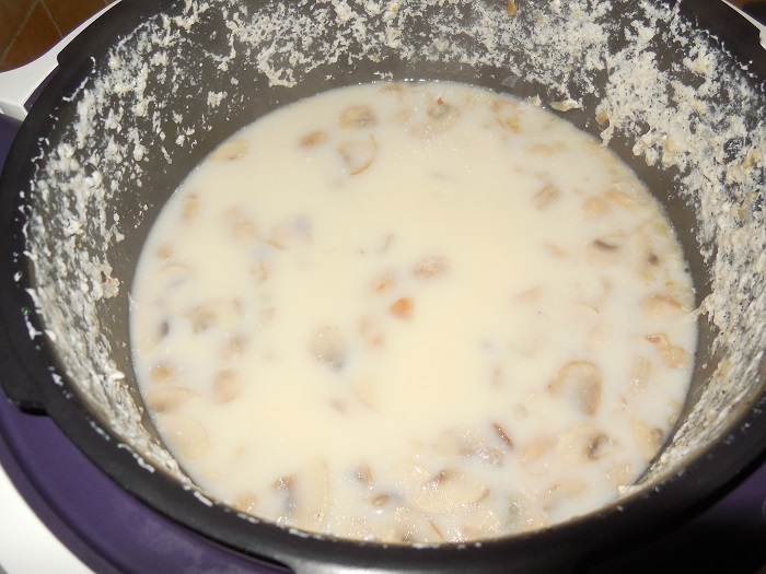 Сырный суп с плавленным сыром, грибами и курицей в мультиварке
