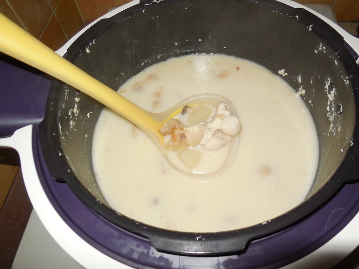 Сырный суп с плавленным сыром, грибами и курицей в мультиварке