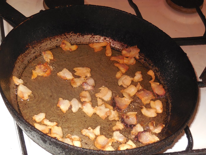 Вкусная жареная картошка на сковороде с салом и яйцом 