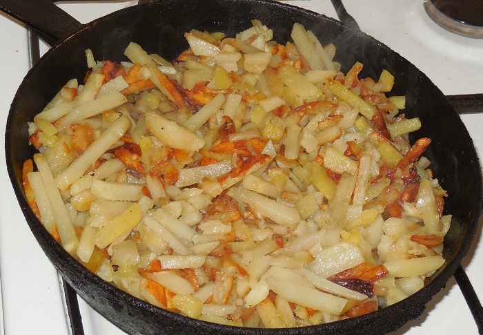 Вкусная жареная картошка на сковороде с салом и яйцом 
