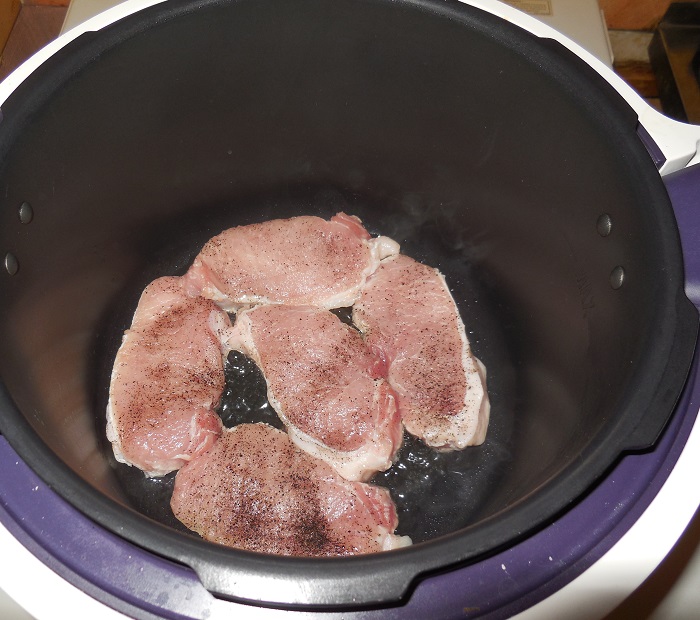 Сочный свиной стейк с лукомв мультиварке
