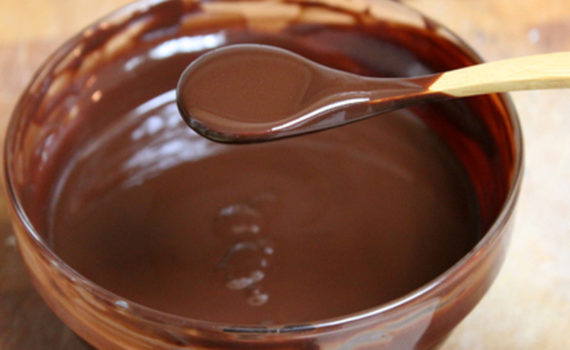 Сливочная шоколадная глазурь из какао, сахара и молока