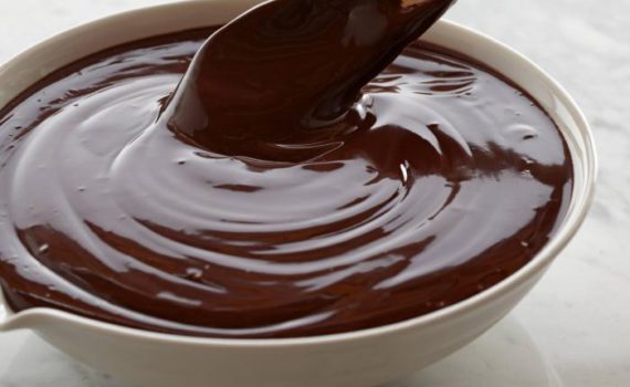 Хорошая шоколадная глазурь из какао, сметаны, молока и масла