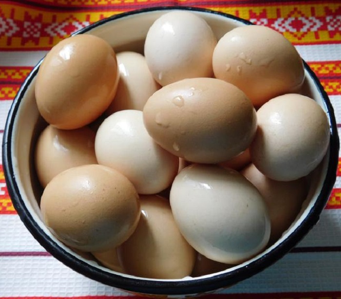 Яйца в луковой шелухе