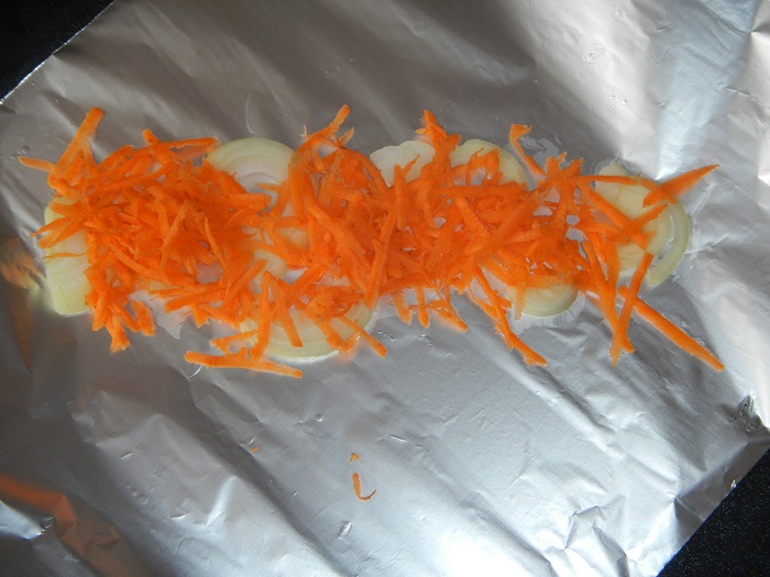 Вкусный минтай запеченный в духовке с луком и морковью