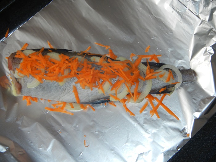Вкусный минтай запеченный в духовке с луком и морковью