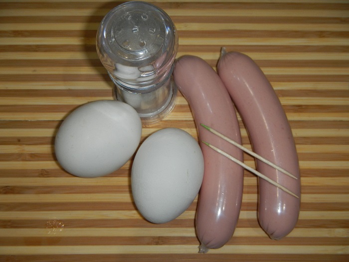 как приготовить яичницу глазунью в сосиске на сковороде
