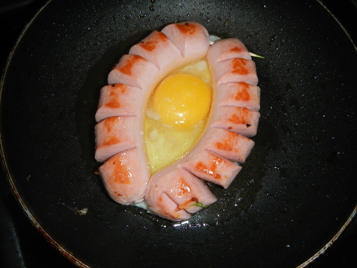 красивая яичница с сосиской в виде лодочки на завтрак