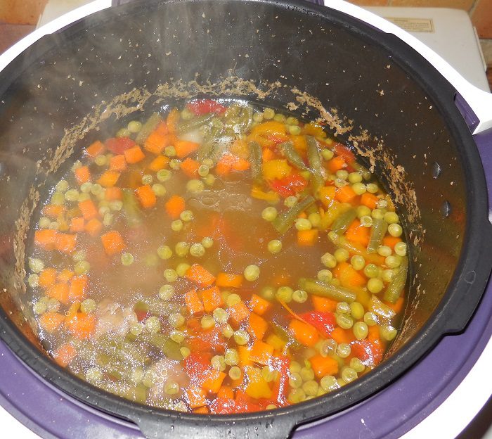 Вкусный овощной суп с мясом, замороженным зеленым горошком и стручковой фасолью в мультиварке