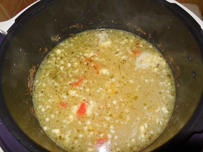 Вкусный овощной суп с мясом, замороженным зеленым горошком и стручковой фасолью в мультиварке