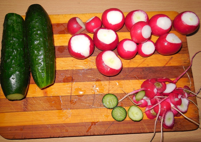Легкий и вкусный весенний салат из капусты, редиса и огурцов без майонеза