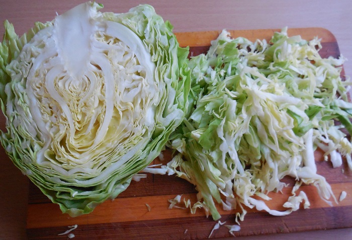 Легкий и вкусный весенний салат из капусты, редиса и огурцов без майонеза