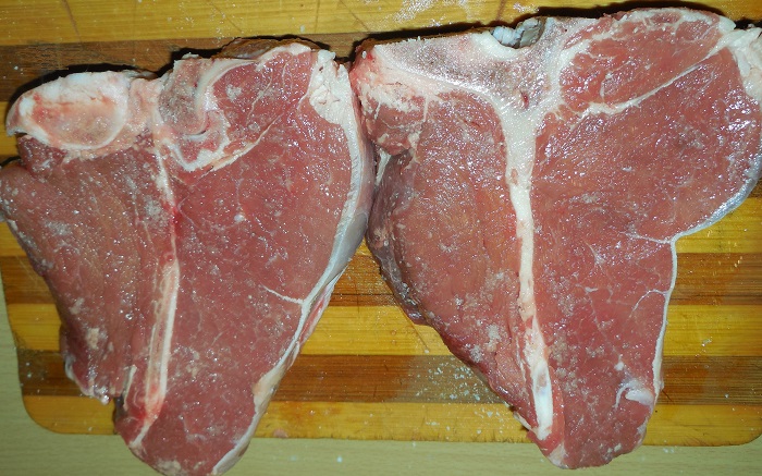 Вкусный и сочный стейк из говядины или свинины Ти бон