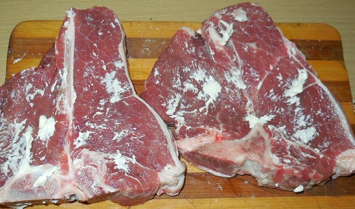Вкусный и сочный стейк из говядины или свинины Ти бон