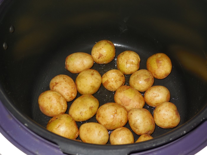 Молодая картошка в мультиварке со сметаной, укропом и чесноком