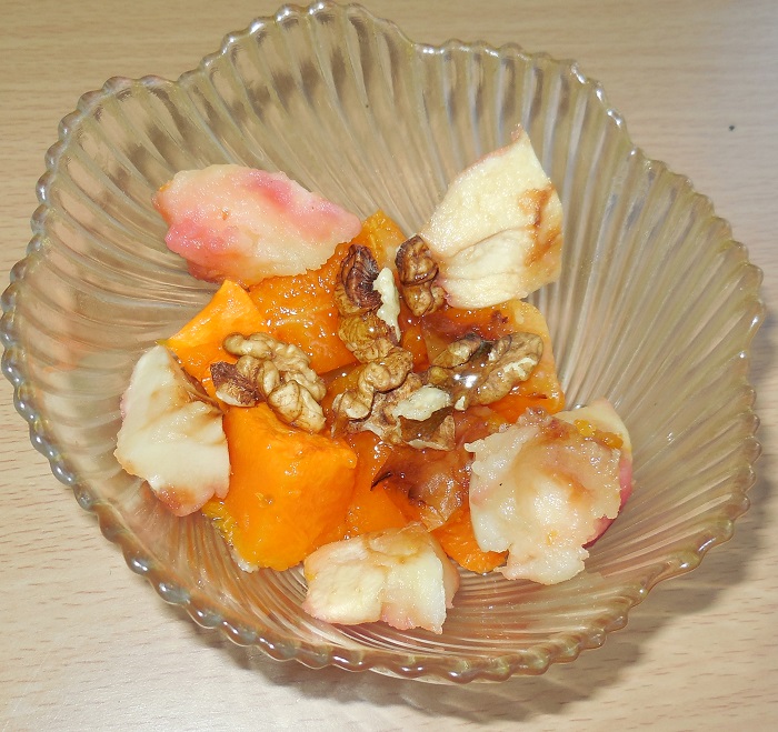 Медовый десерт из запеченной тыквы, яблок и орехов