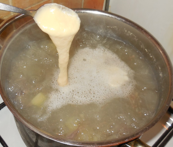 Суп с клецками на мясном бульоне 