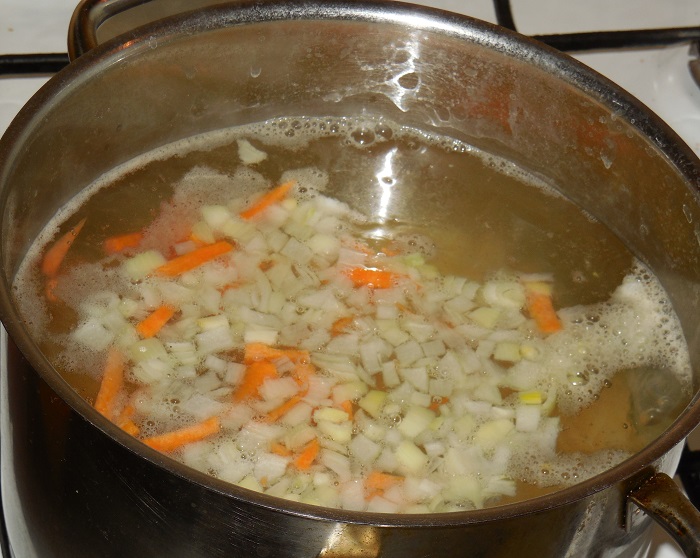 Пельменный суп с овощами