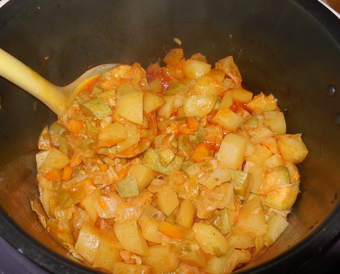 Кабачки картошка морковь лук. Овощное рагу с кабачками. Овощное рагу с кабачками и картошкой в мультиварке. Тушёные кабачки с картошкой. Тушёная картошка с мясом и кабачками.