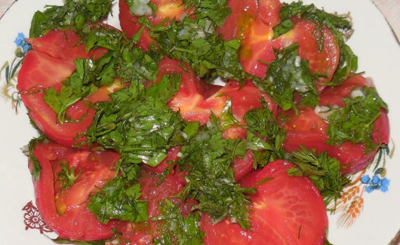 Быстрые малосольные помидоры с чесноком и зеленью в кастрюле