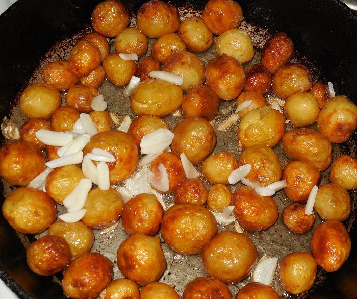Мелкая молодая картошка жареная целиком на сковороде с чесноком и укропом