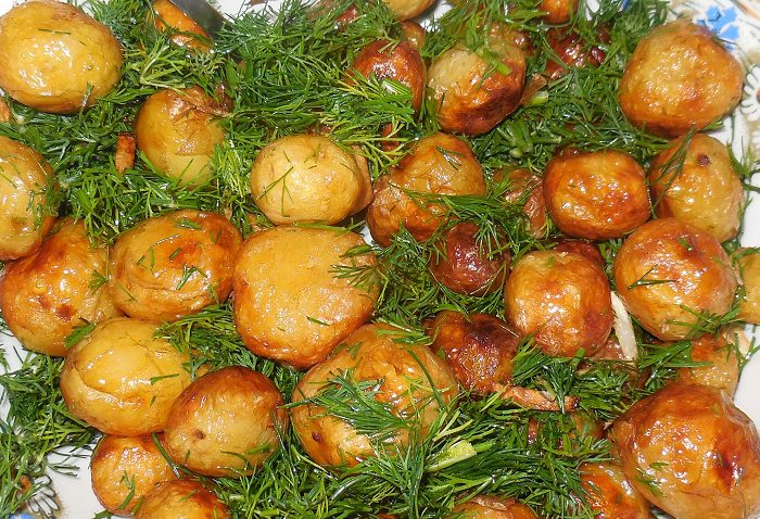Мелкая молодая картошка жареная целиком на сковороде с чесноком и укропом
