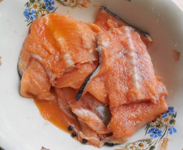 Как засолить хребты красной рыбы с жидким дымом
