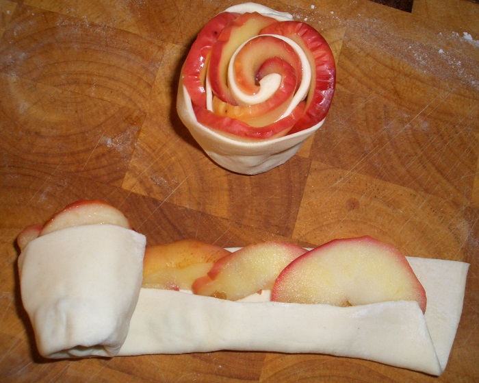 Пирожное Роза из слоеного теста и яблок