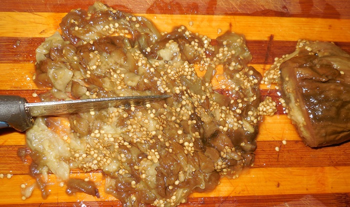 Сырая икра из запеченных в духовке баклажан