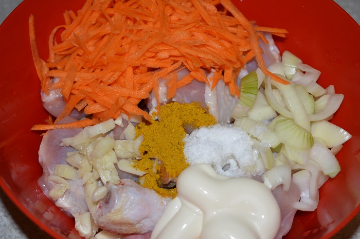Куриные голени в мультиварке, с овощами и соусом