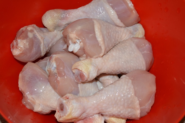Куриные голени в мультиварке, с овощами и соусом