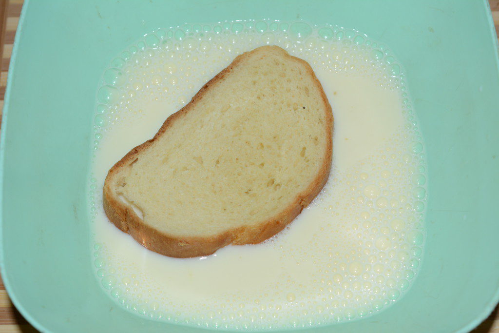 Хлеб с яйцом и сахаром на сковороде