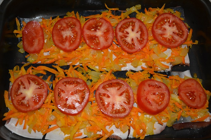 сочная горбуша с овощами, запеченная в духовке