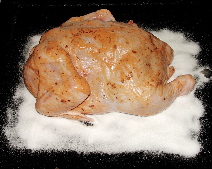 Запеченная курица на соли в духовке