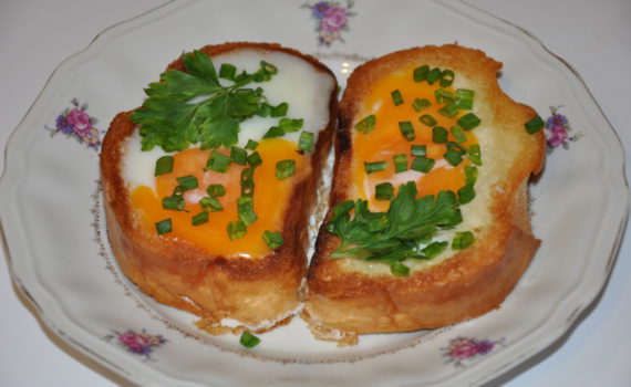 Необычная яичница в булочке или батоне на сковороде