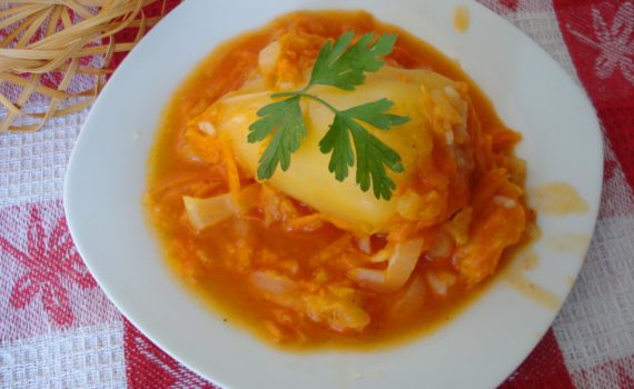 Фаршированный перец с мясом и рисом в томатном соусе